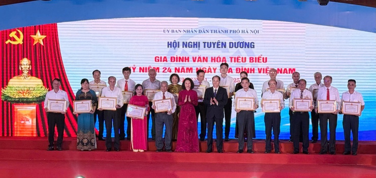 Hà Nội tuyên dương 80 gia đình văn hóa tiêu biểu: Lan tỏa giá trị hạnh phúc, xây dựng Thủ đô văn minh - hiện đại