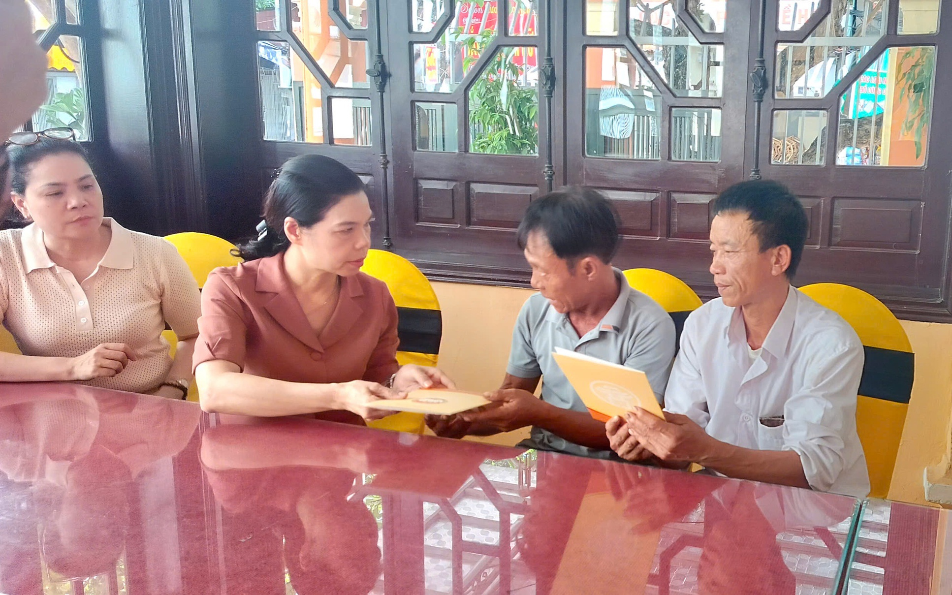 Lãnh đạo Uỷ ban MTTQ Việt Nam thành phố động viên, thăm hỏi thân nhân vụ nổ tại Hà Đông