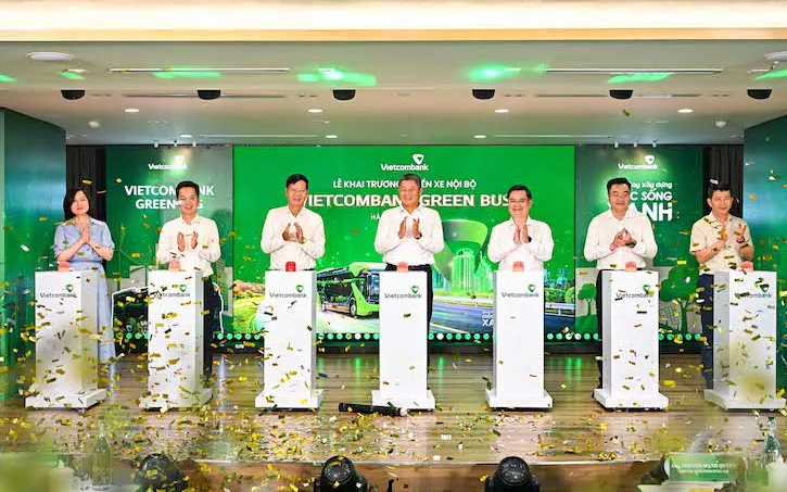 Vietcombank tiên phong “xanh hóa” giao thông nội bộ bằng tuyến buýt điện không khói