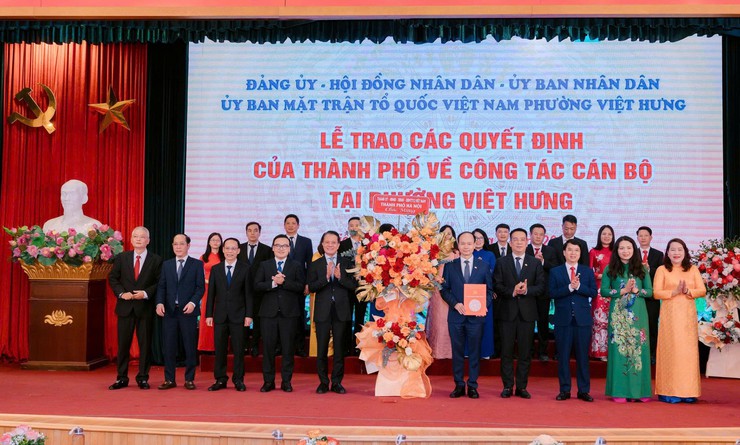 Chủ nhiệm Uỷ ban Kiểm tra Thành uỷ Hoàng Trọng Quyết trao các quyết định về công tác cán bộ tại phường Việt Hưng (mới)