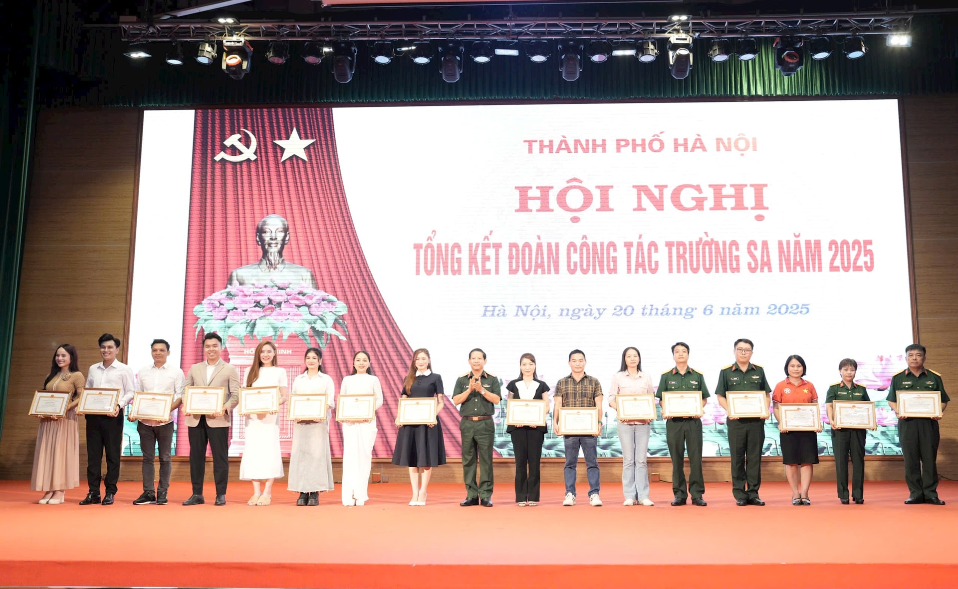 Dấu ấn chuyến công tác của đoàn Hà Nội đến Trường Sa, Nhà giàn DK-I: Thắt chặt tình đoàn kết