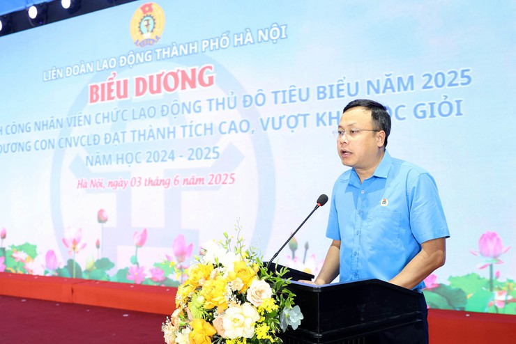 Hà Nội tôn vinh 100 gia đình CNVCLĐ tiêu biểu, trao học bổng động viên con em vượt khó, học giỏi