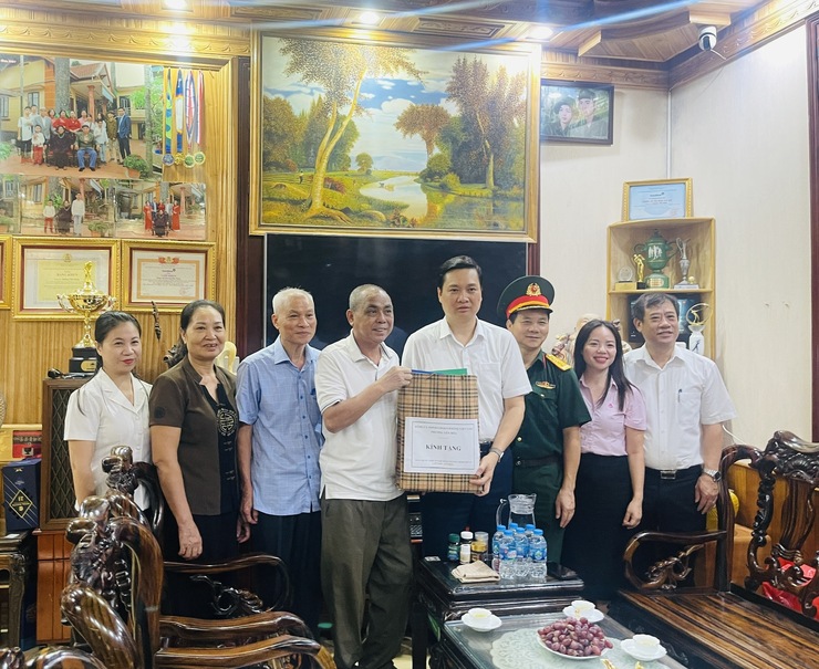 Phường Yên Hòa tri ân các gia đình chính sách nhân kỷ niệm 78 năm Ngày Thương binh - Liệt sĩ