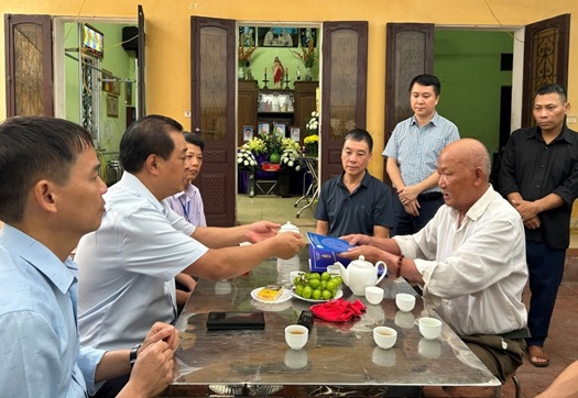 Lãnh đạo Sở Y tế Hà Nội thăm hỏi, động viên gia đình, nạn nhân bị ảnh hưởng do vụ lật tàu tại Quảng Ninh