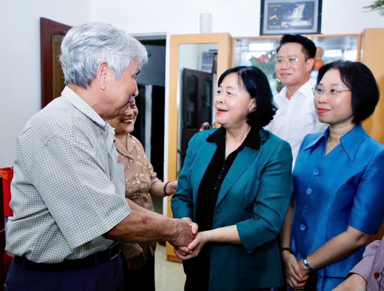 Đồng chí Bí thư Thành uỷ Hà Nội Bùi Thị Minh Hoài thăm, tặng quà tri ân thương binh, gia đình liệt sĩ 