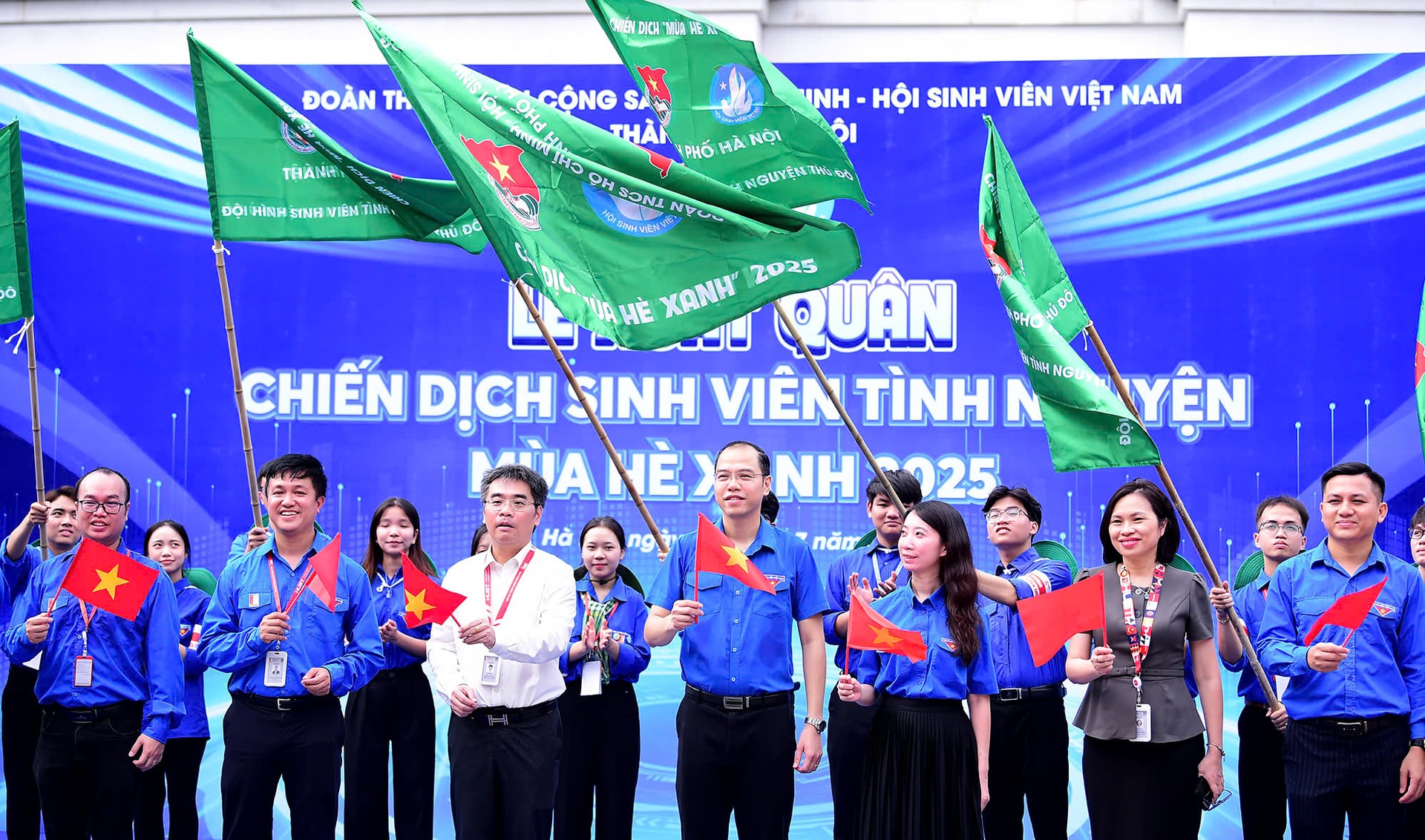 Tuổi trẻ Thủ đô xuất quân Chiến dịch “Mùa hè xanh”: Mang khát vọng kiến tạo tương lai xanh - số - nhân văn