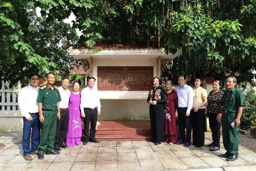 Đoàn lãnh đạo xã Cổ Đô dâng hương các di tích lịch sử văn hoá, địa điểm lưu niệm sự kiện cách mạng trên địa bàn