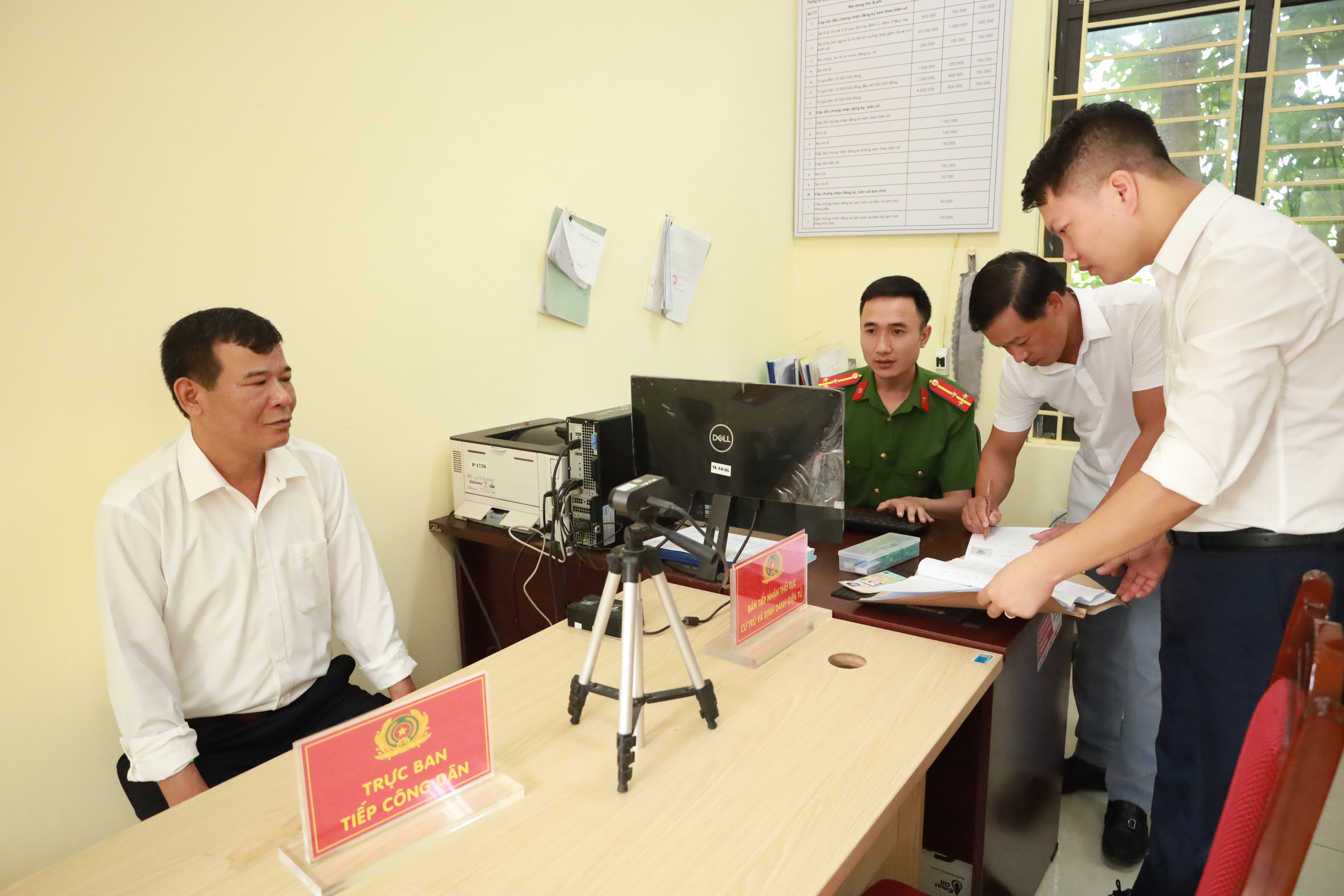 Xã Minh Châu hoàn thành trên 90% tiến độ cấp, đổi thẻ đảng viên mới