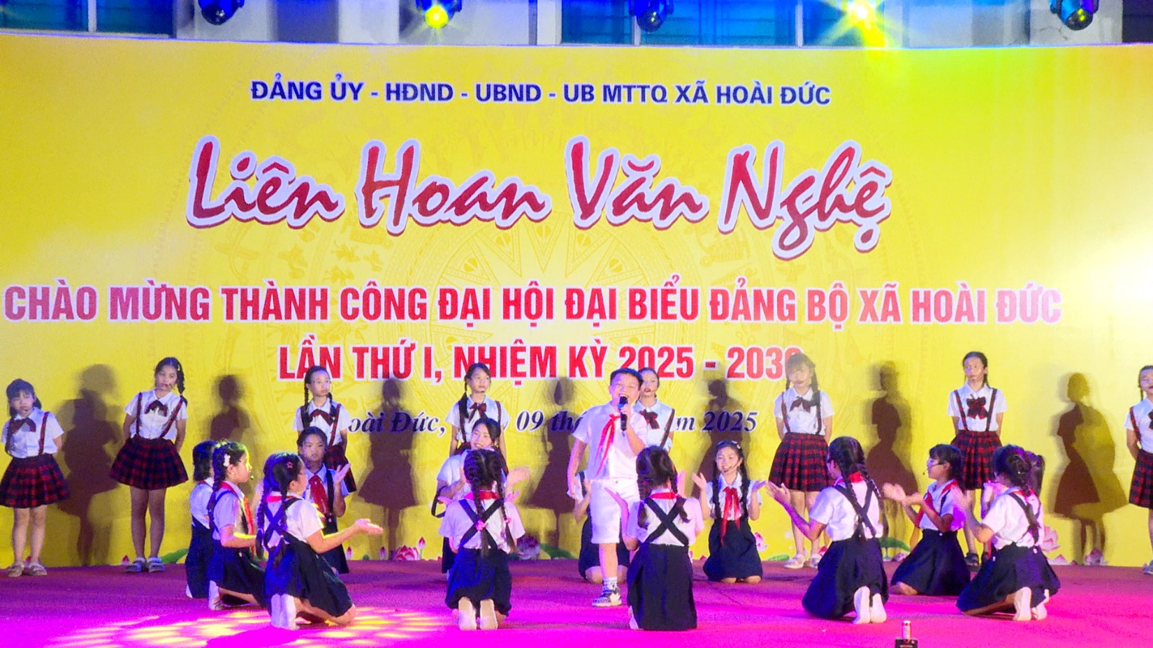 Tưng bừng đêm liên hoan văn nghệ chào mừng thành công Đại hội Đảng bộ xã Hoài Đức 
