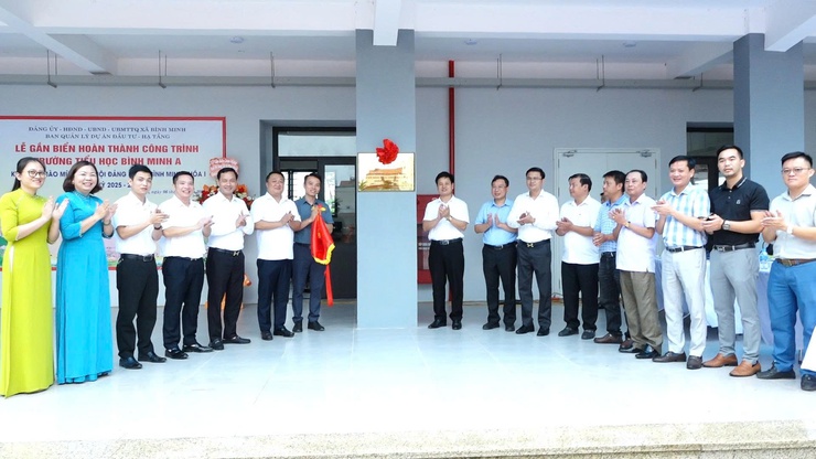 Xã Bình Minh: Trang trọng tổ chức Lễ gắn biển công trình chào mừng Đại hội Đại biểu Đảng bộ xã lần thứ I, nhiệm kỳ 2025-2030