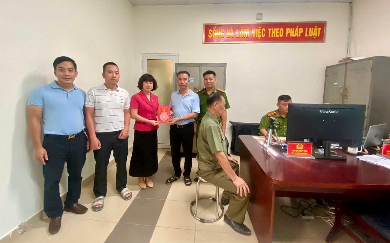 Phường Bồ Đề thực hiện cấp đổi thẻ đảng viên