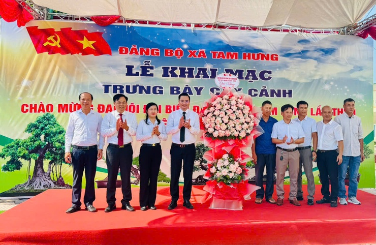 Xã Tam Hưng khai mạc triển lãm cây cảnh nghệ thuật chào mừng Đại hội Đảng bộ xã lần thứ I
