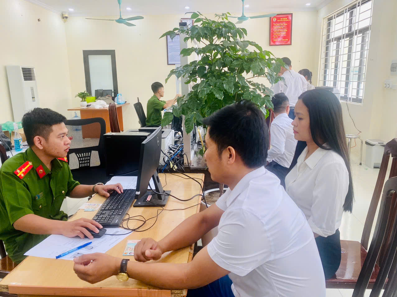 Xã Phượng Dực “tăng tốc ngày đêm” hoàn thành đổi thẻ đảng viên đúng tiến độ
