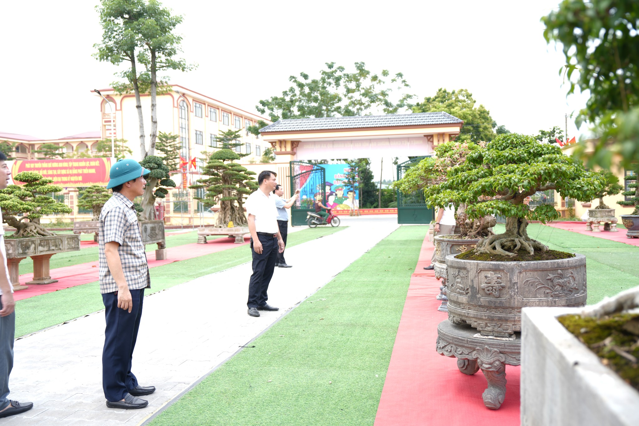 Thường trực Đảng ủy xã Hạ Bằng kiểm tra công tác trang trí, khánh tiết chuẩn bị Đại hội đại biểu Đảng bộ xã lần thứ I 