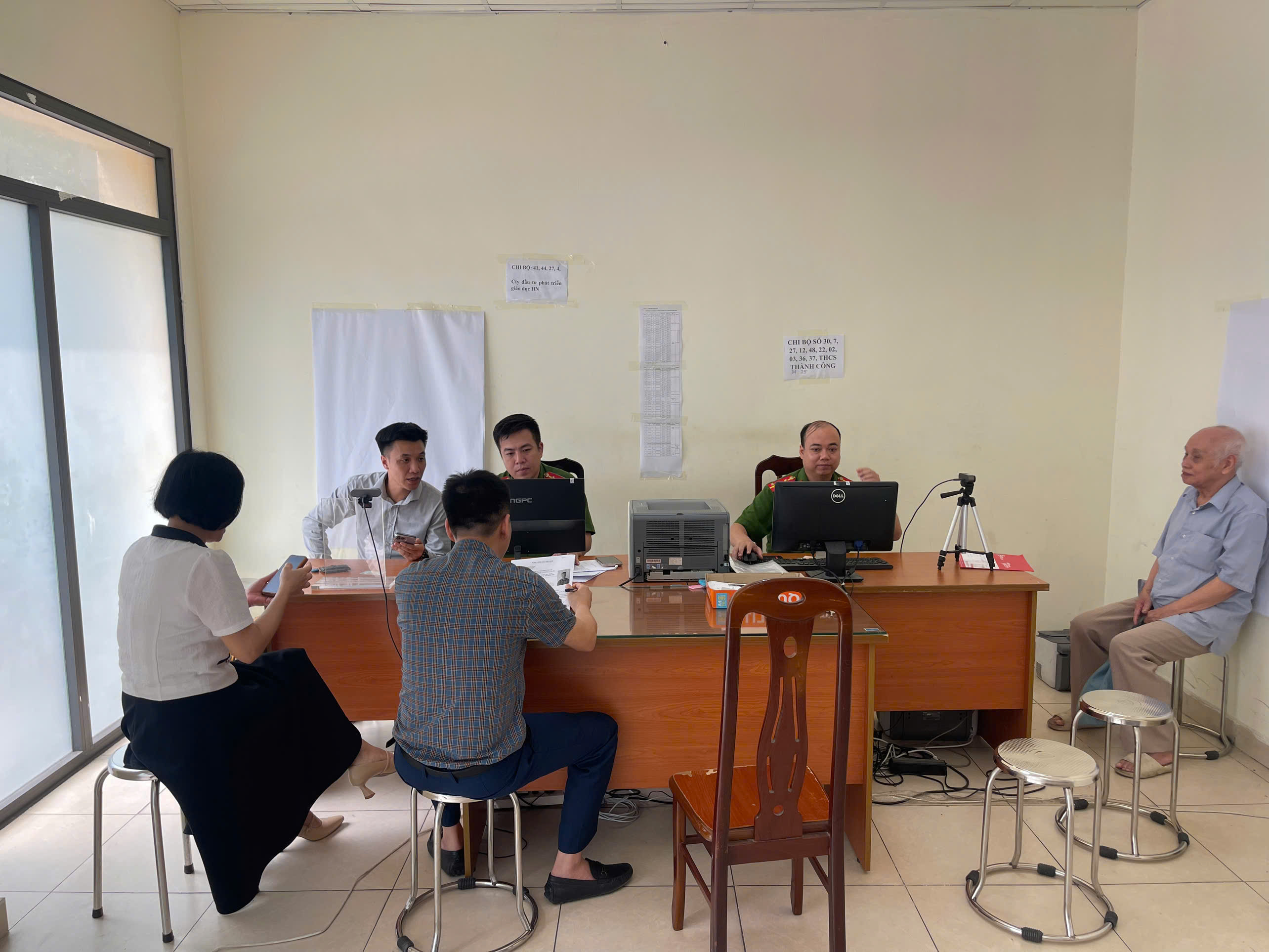 Phường Giảng Võ tích cực triển khai đổi thẻ đảng viên đổi thẻ trên nền tảng cơ sở dữ liệu quốc gia về dân cư