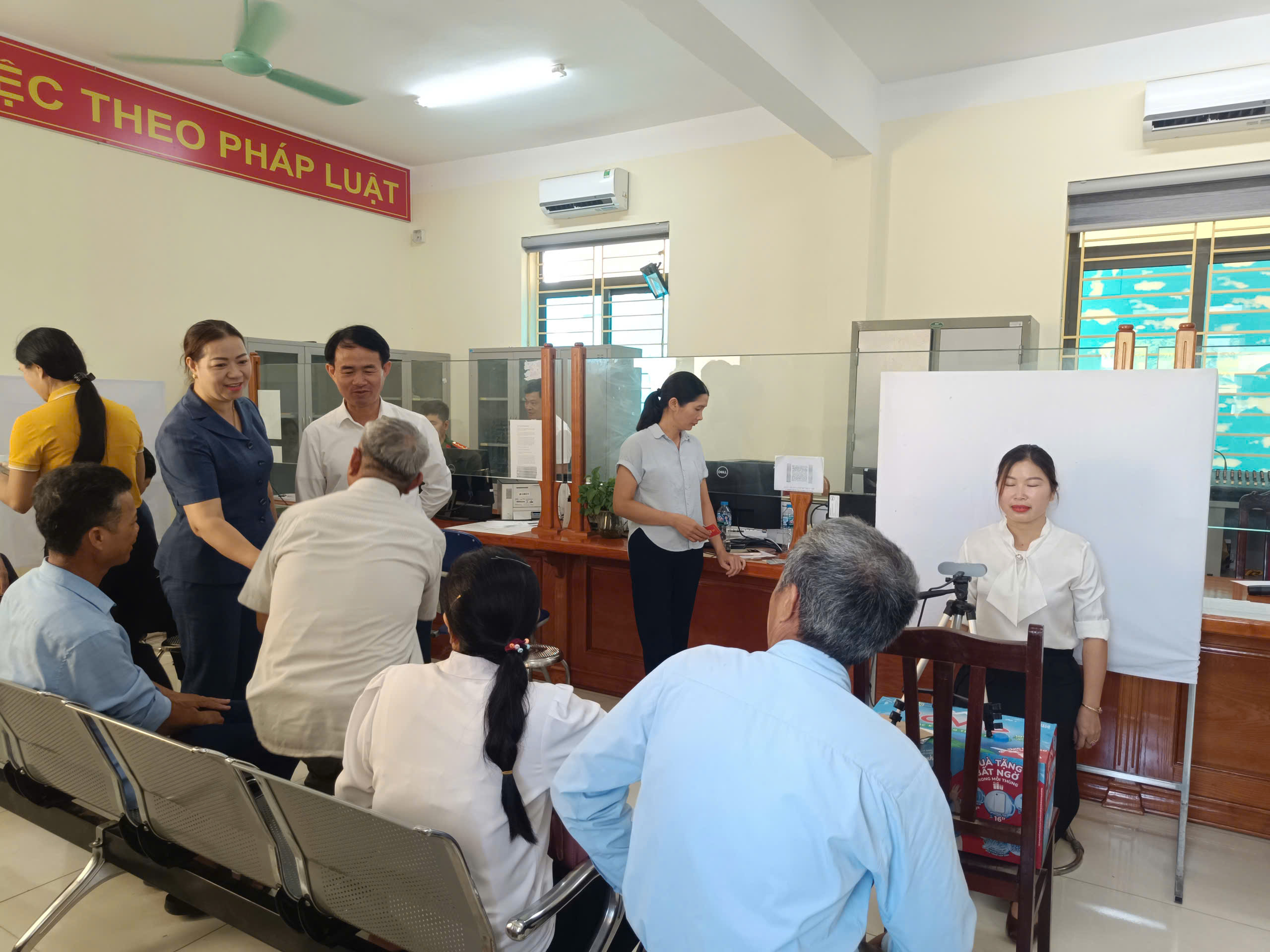 Xã Cổ Đô: Chủ động, quyết liệt trong công tác đổi thẻ đảng viên, hoàn thành đúng tiến độ