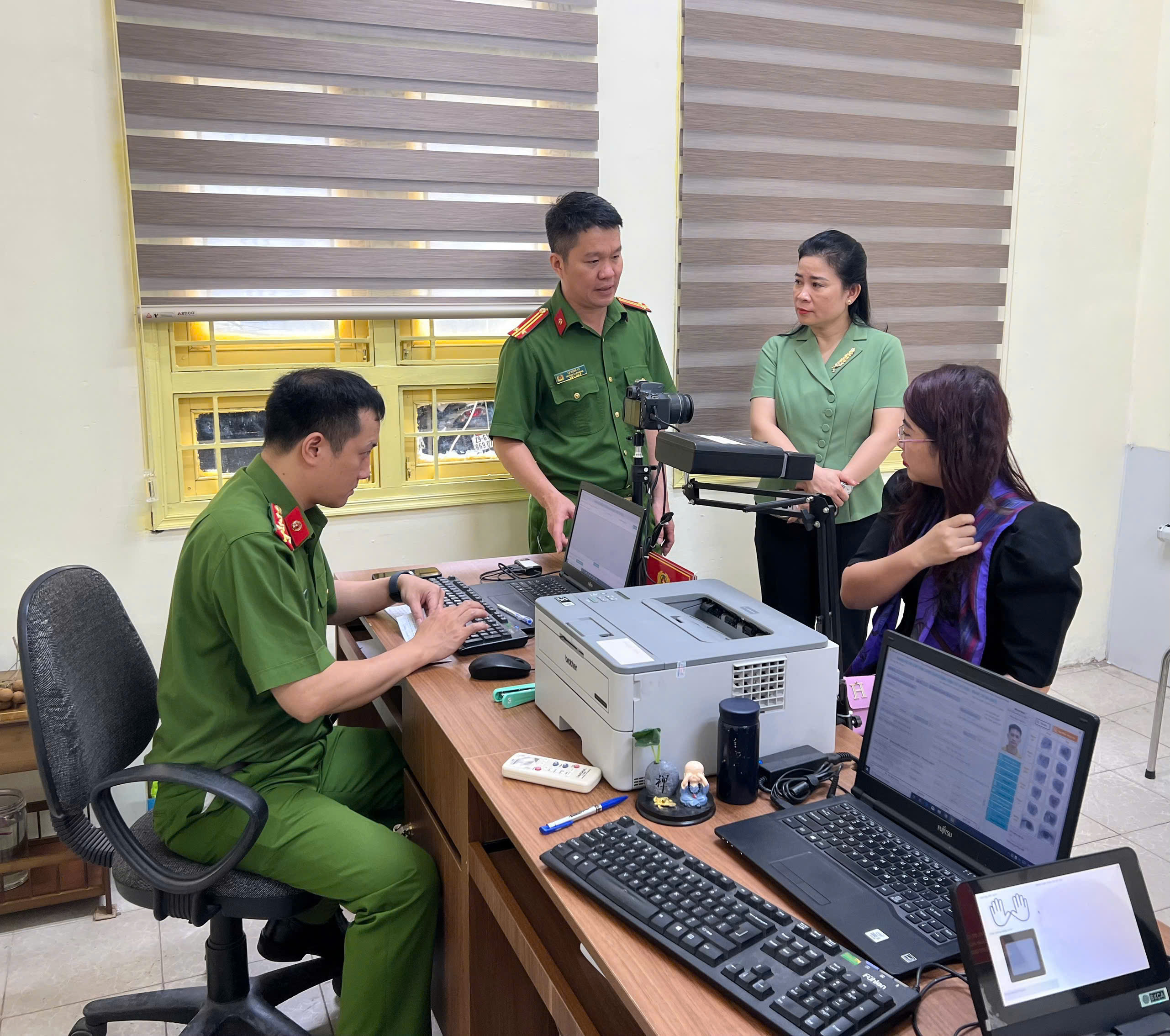 Đảng bộ phường Thanh Xuân đẩy mạnh công tác cấp đổi thẻ Đảng, hoàn thành sớm tiến độ