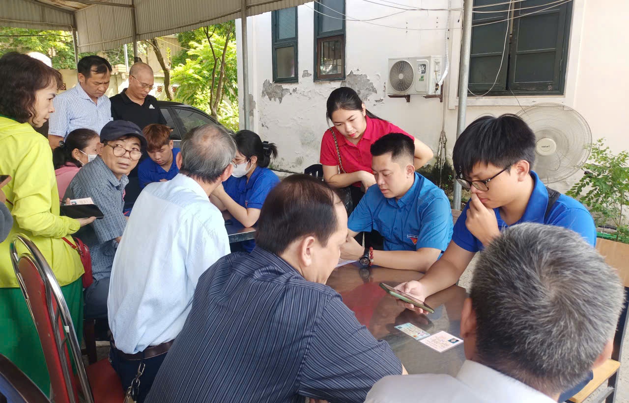 Phường Bồ Đề đẩy mạnh chuyển đổi số trong công tác Đảng, từng bước phổ cập kỹ năng số cho đảng viên
