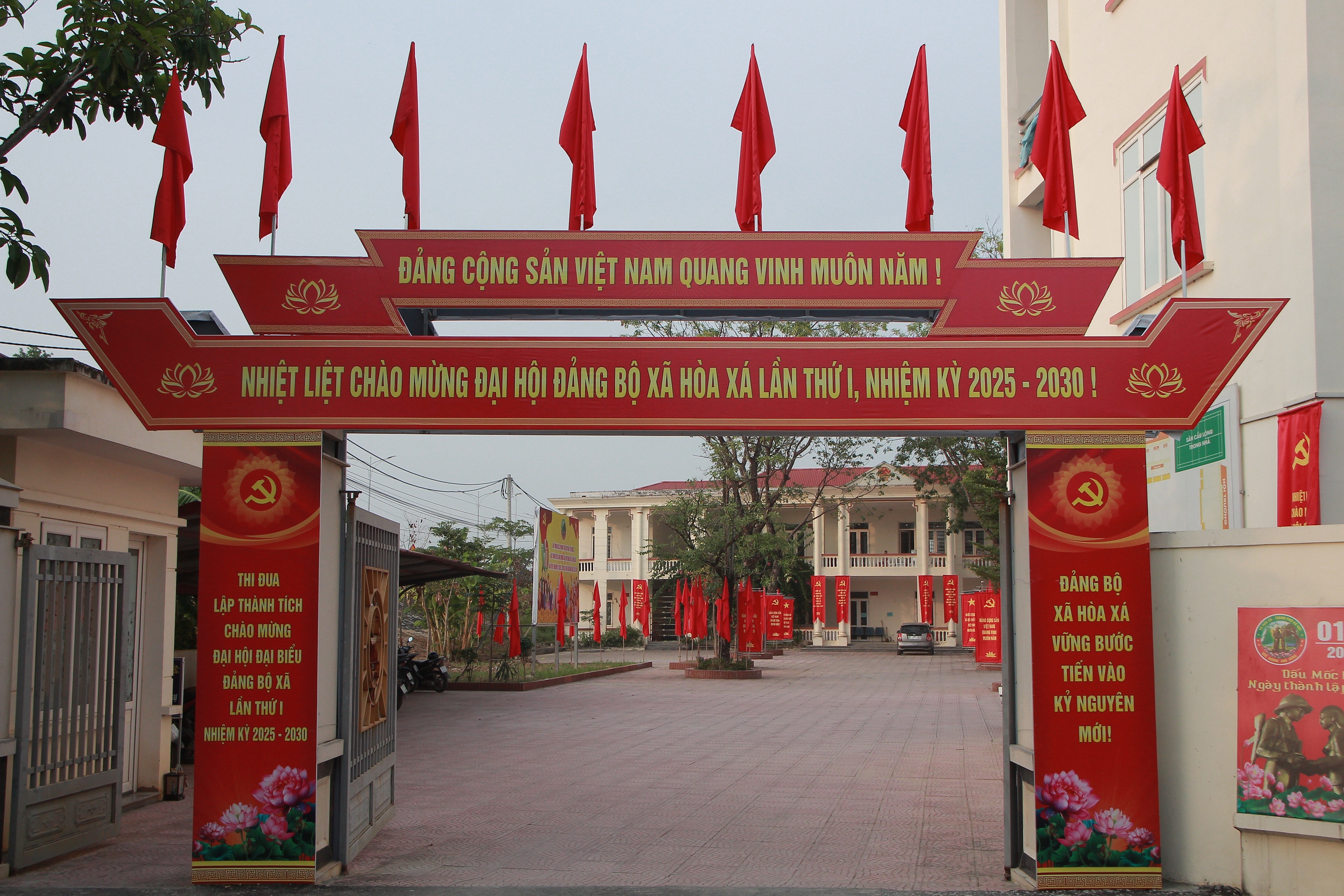 Xã Hòa Xá rực rỡ cờ hoa, sẵn sàng cho Đại hội đại biểu Đảng bộ xã lần thứ I, nhiệm kỳ 2025-2030