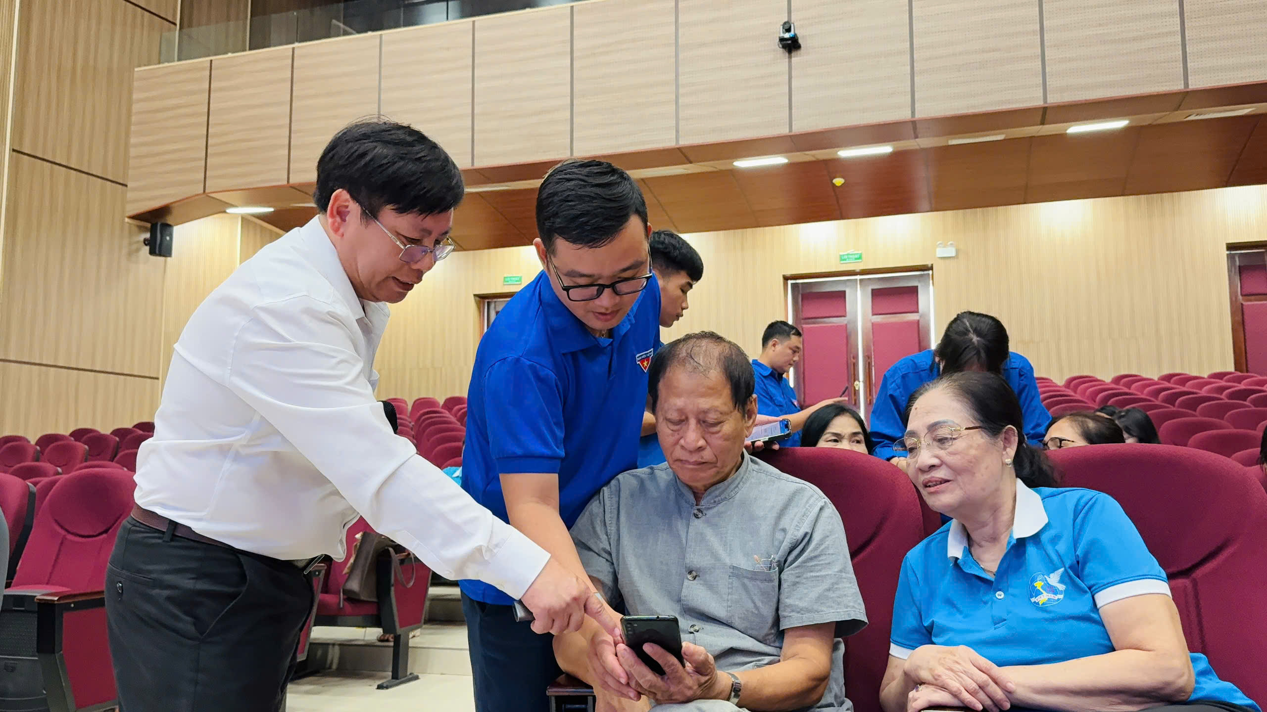 Ứng dụng trí tuệ nhân tạo trong giáo dục và hành chính: Xã Vân Đình tổ chức tập huấn chuyển đổi số