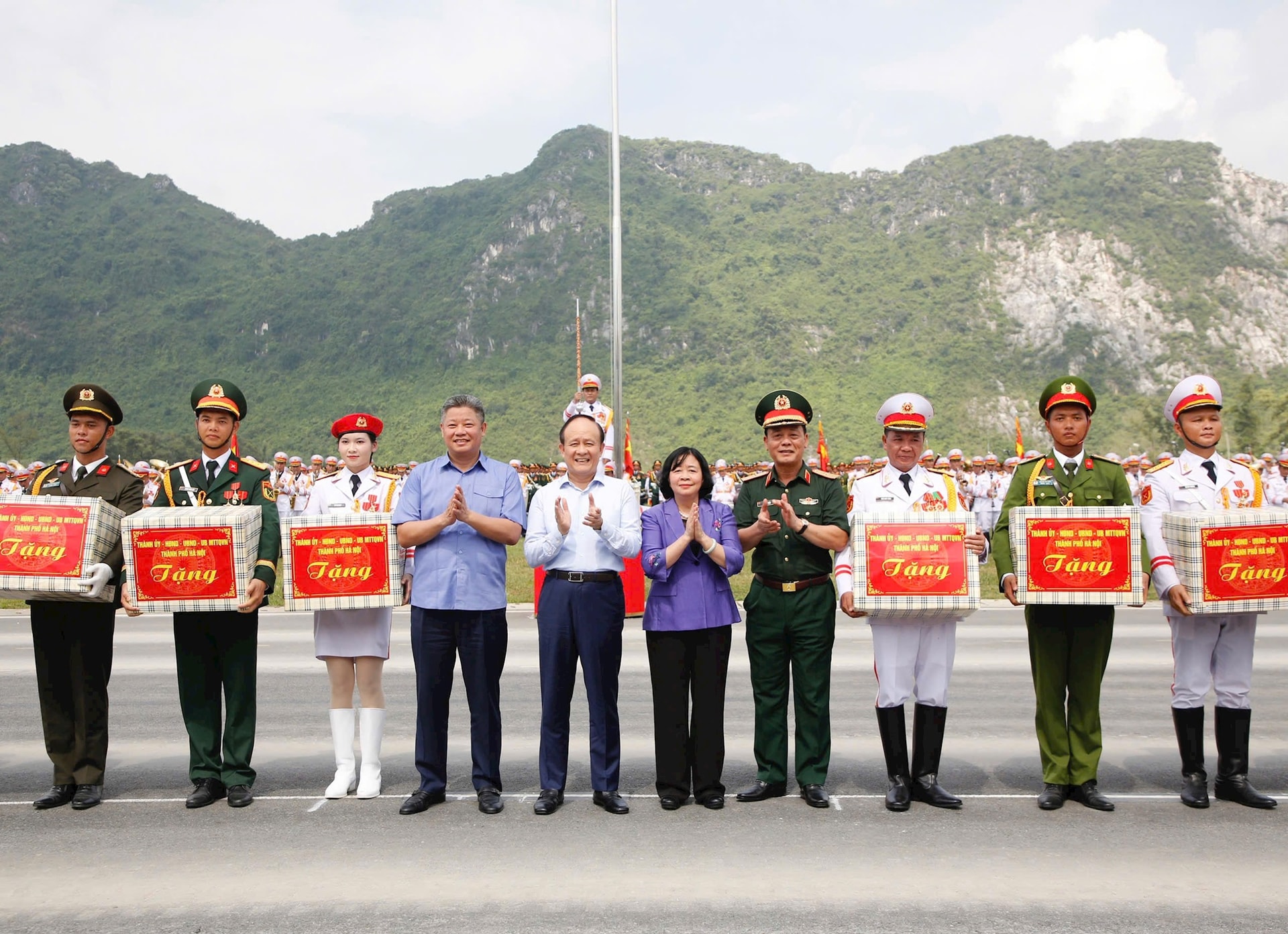 Lãnh đạo Trung ương và Hà Nội tặng quà cán bộ, chiến sĩ tổng hợp luyện A80 lần ba