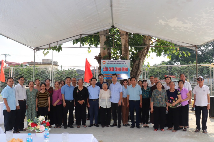 Xã Bát Tràng gắn biển 2 “Sân chơi cộng đồng” chào mừng Đại hội đại biểu Đảng bộ xã lần thứ I, nhiệm kỳ 2025-2030