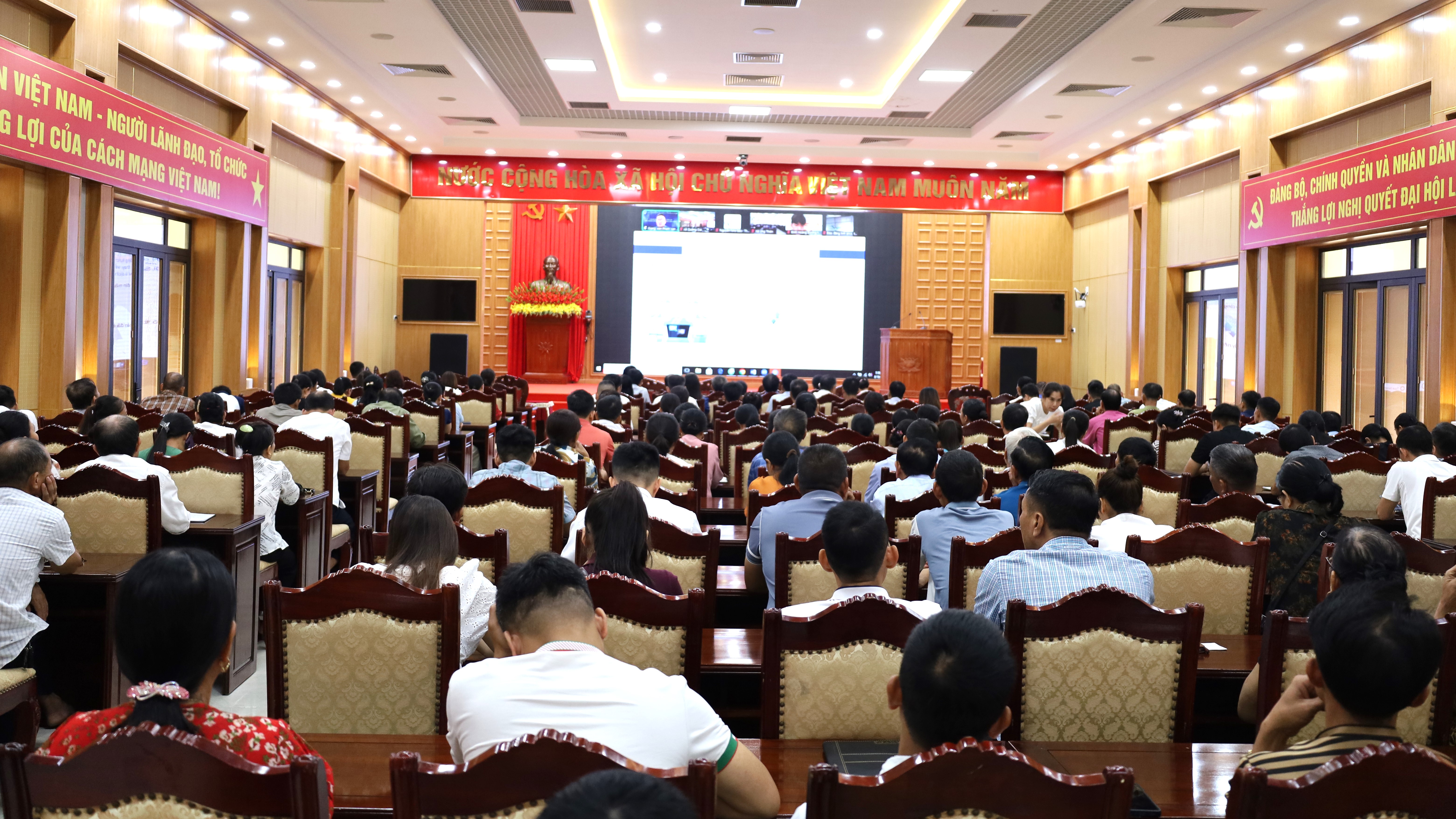 Xã Quảng Oai tập huấn chuyển đổi số cho gần 300 thành viên Tổ chuyển đổi số cộng đồng