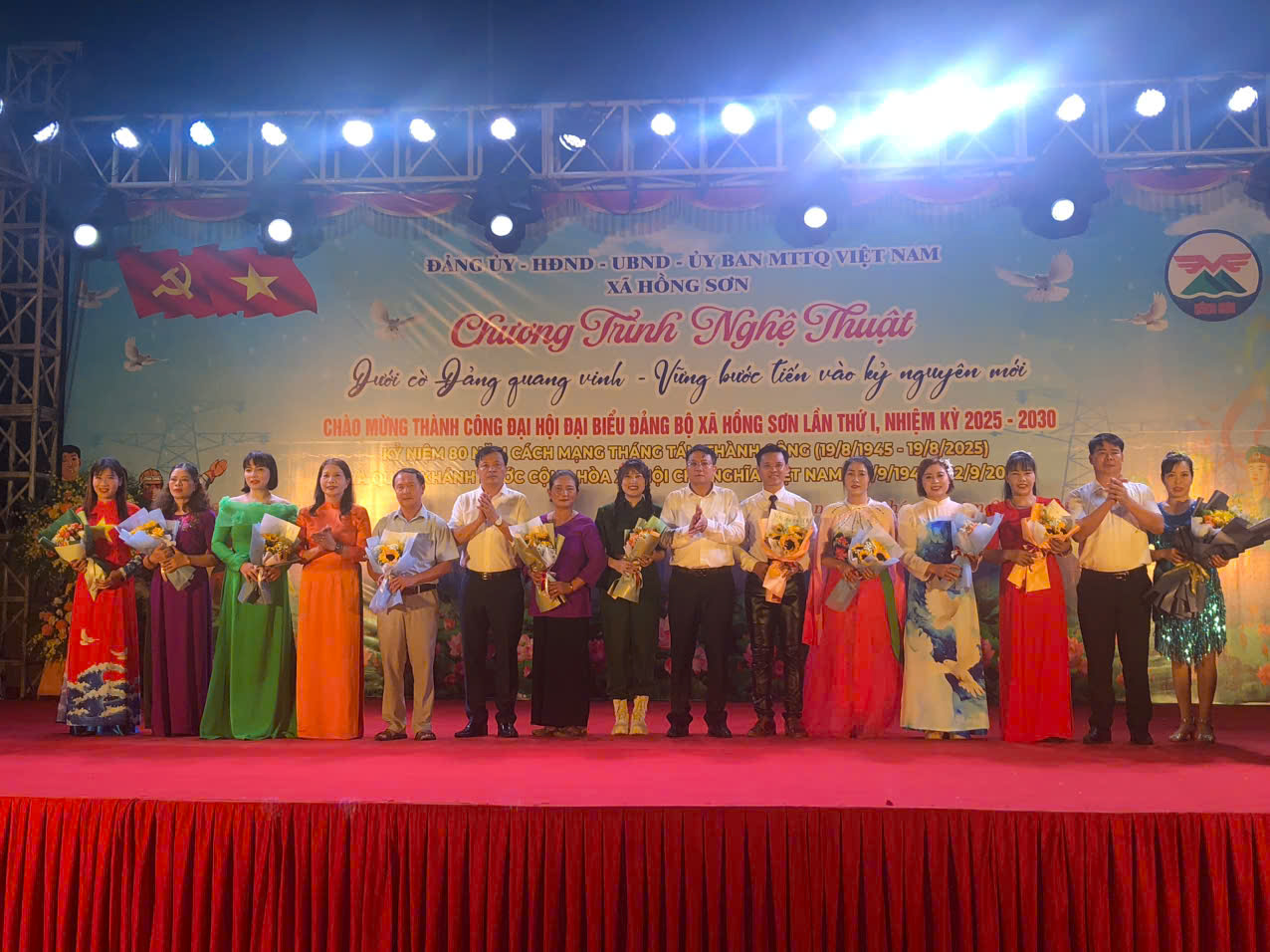 Xã Hồng Sơn rực sáng niềm tin trong chương trình nghệ thuật chào mừng Đại hội Đảng bộ