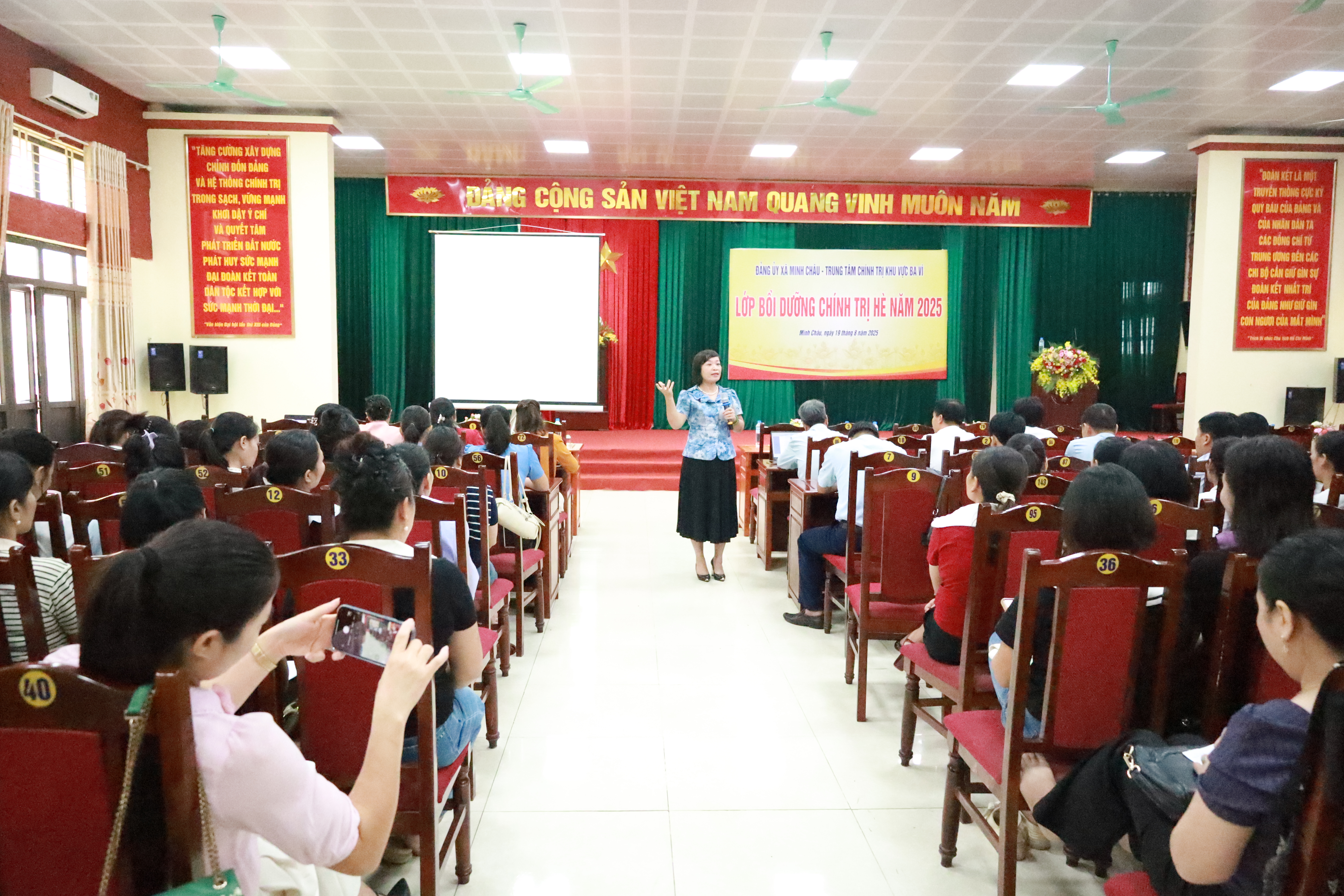 Xã Minh Châu khai mạc lớp bồi dưỡng chính trị hè năm 2025 cho đội ngũ cán bộ, giáo viên