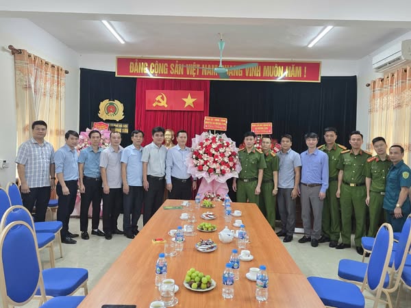 Lãnh đạo xã Hương Sơn chúc mừng lực lượng Công an xã nhân kỷ niệm 80 năm Ngày truyền thống Công an nhân dân Việt Nam