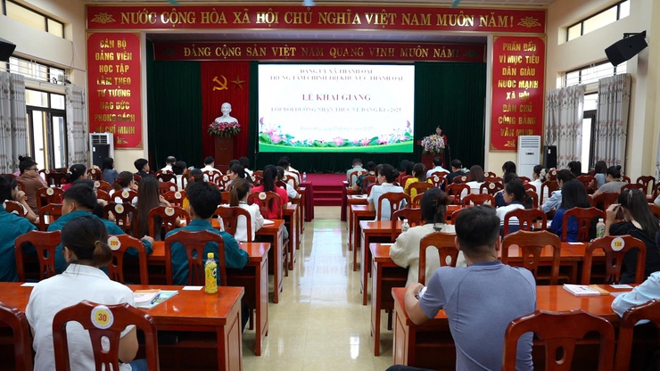 Xã Thanh Oai: Khai giảng lớp bồi dưỡng nhận thức về Đảng K1-2025