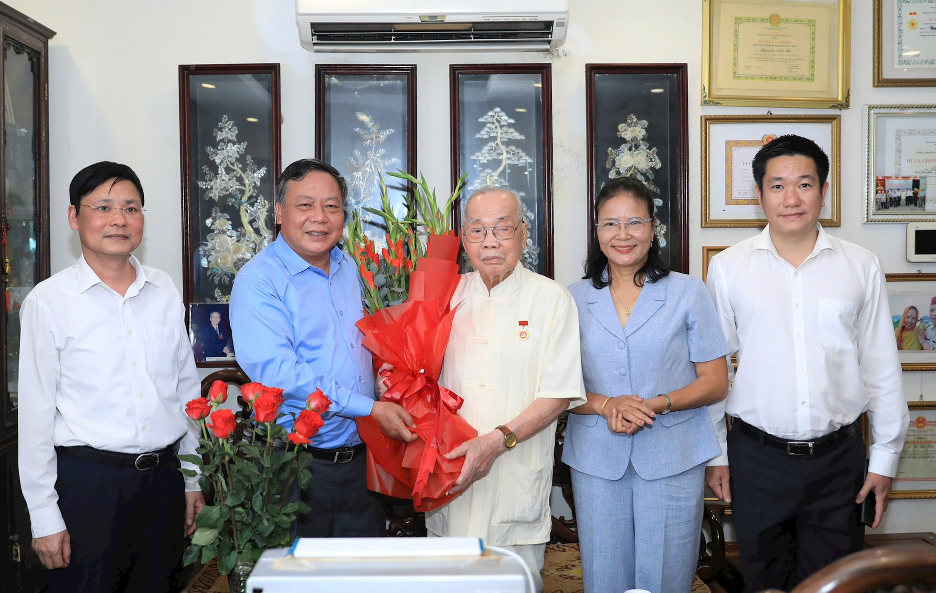 Phó Bí thư Thường trực Thành ủy Hà Nội Nguyễn Văn Phong thăm, chúc mừng Công an thành phố và các vị lão thành cách mạng