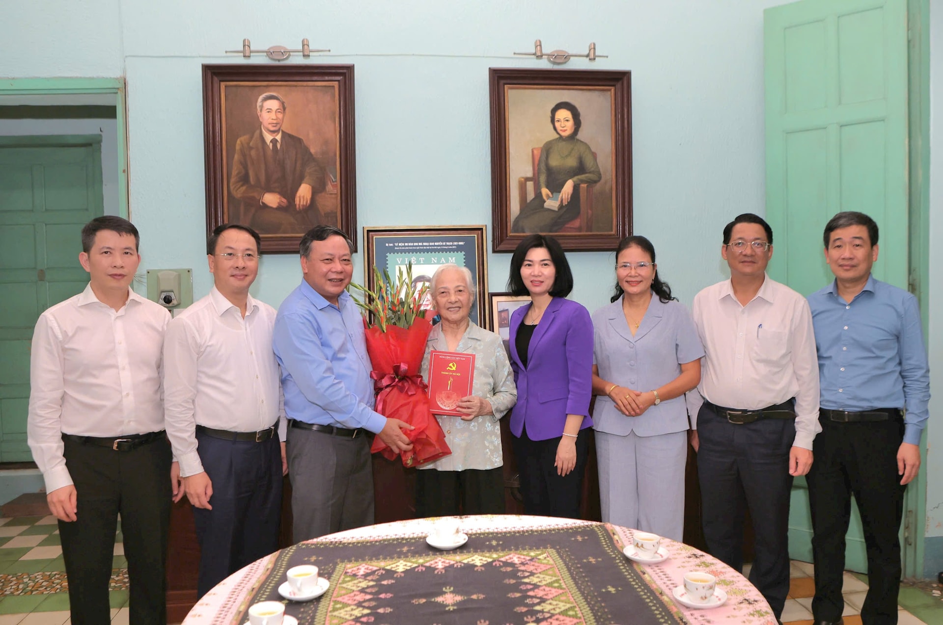 Phó Bí thư Thường trực Thành ủy Nguyễn Văn Phong thăm các gia đình lão thành cách mạng: Nguyện tiếp bước xây dựng Thủ đô văn hiến, hiện đại