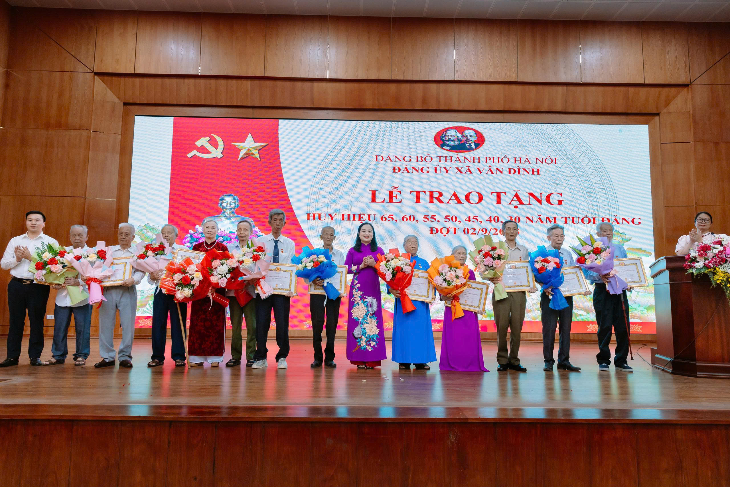 Đảng bộ xã Vân Đình trao tặng 45 Huy hiệu Đảng đợt 2-9-2025