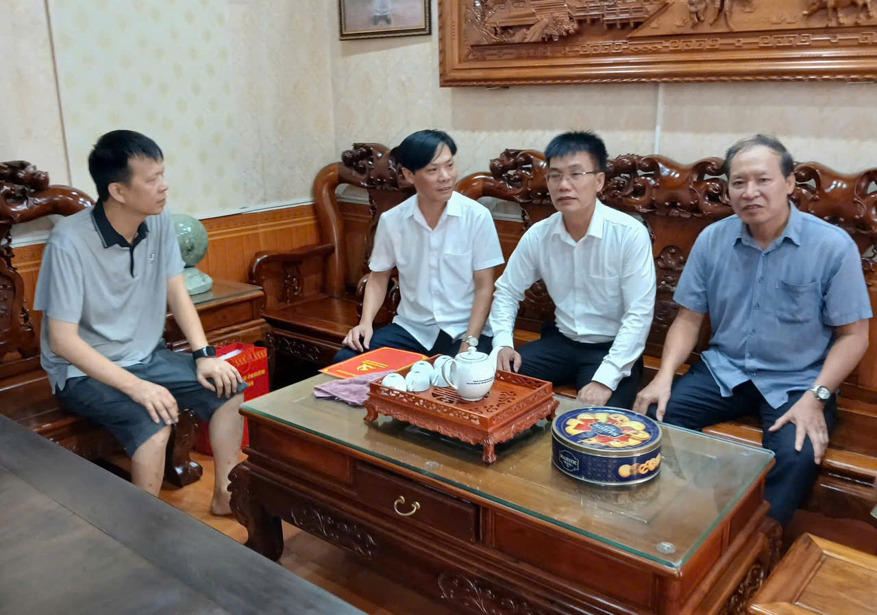 Truy tặng Huy hiệu 60 năm tuổi Đảng cho đảng viên Nguyễn Minh Thành