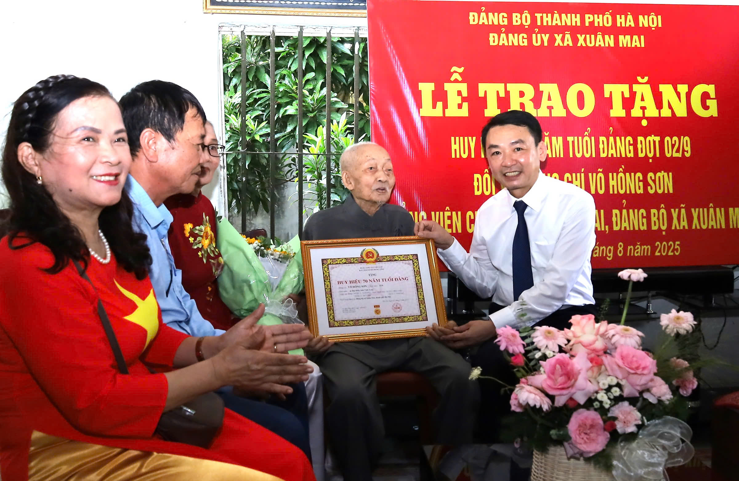 Bí thư Đảng uỷ xã Xuân Mai trao Huy hiệu 70 năm tuổi Đảng tặng đảng viên Võ Hồng Sơn