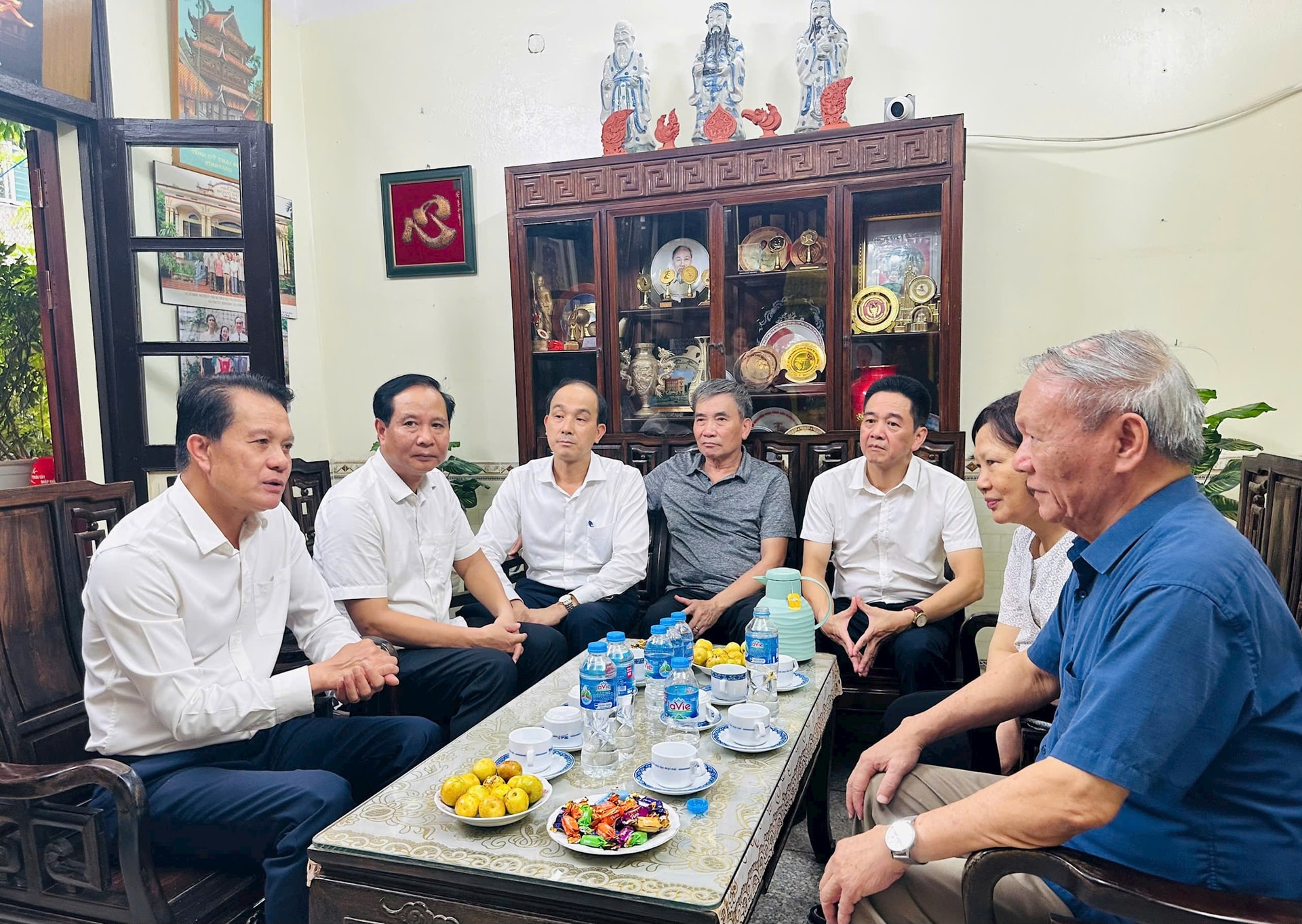 Chủ nhiệm Ủy ban Kiểm tra Thành ủy Hà Nội Hoàng Trọng Quyết thăm gia đình đồng chí Vũ Oanh