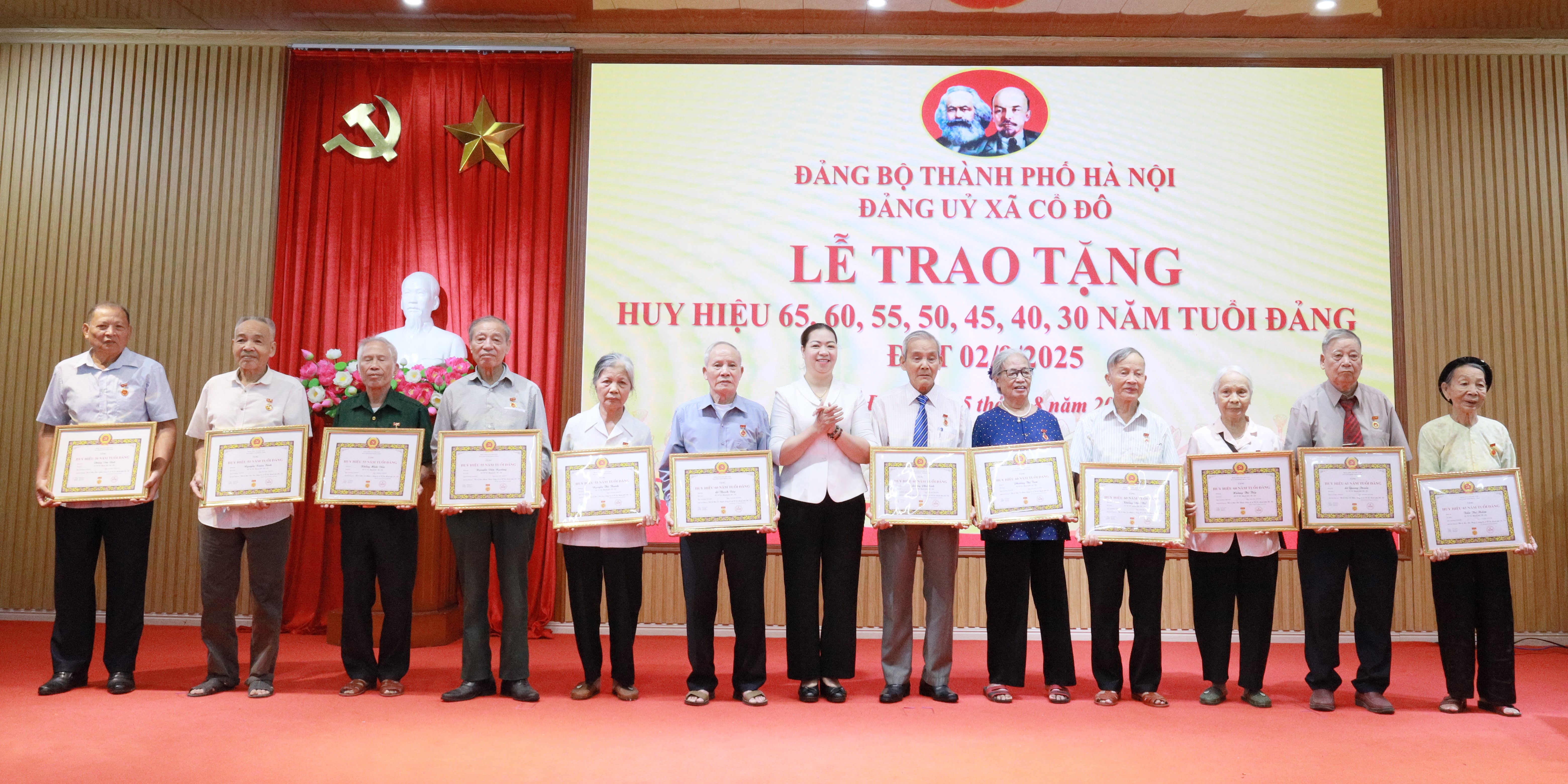 Xã Cổ Đô trao Huy hiệu Đảng tặng 75 đảng viên, lan tỏa niềm tự hào và trách nhiệm của người cộng sản