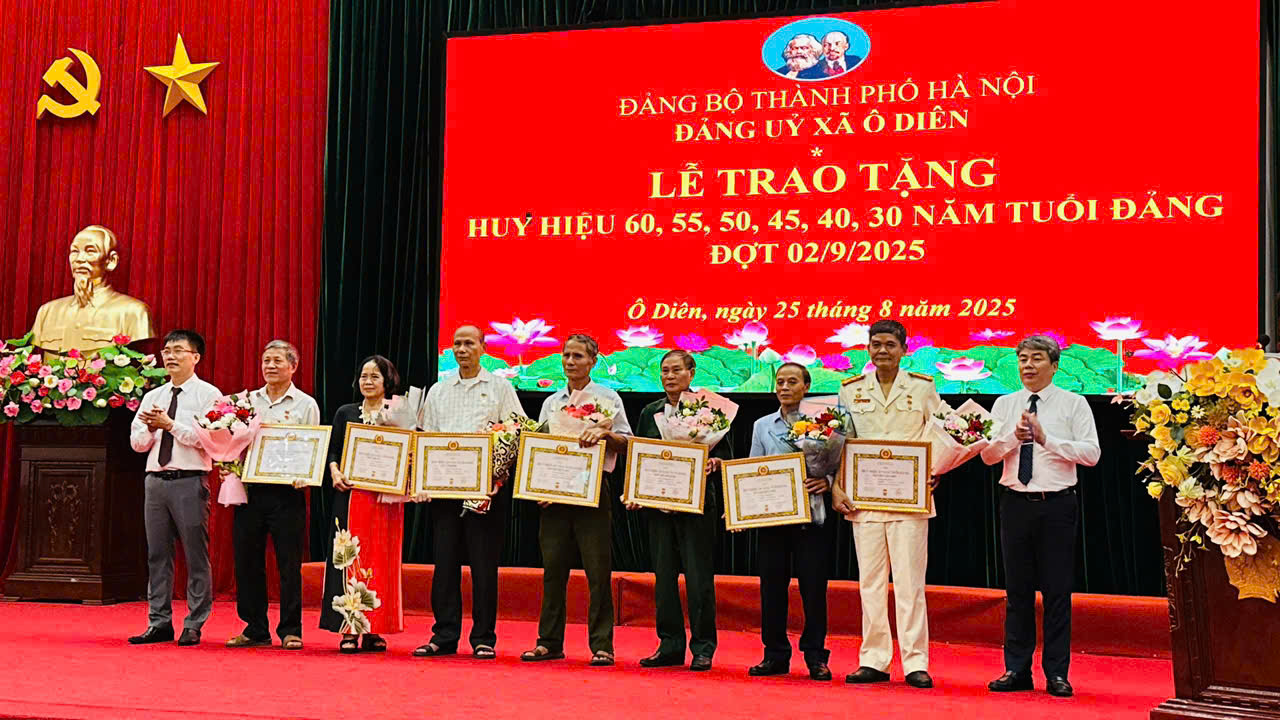 60 đảng viên của Đảng bộ xã Ô Diên được nhận Huy hiệu Đảng đợt 2-9