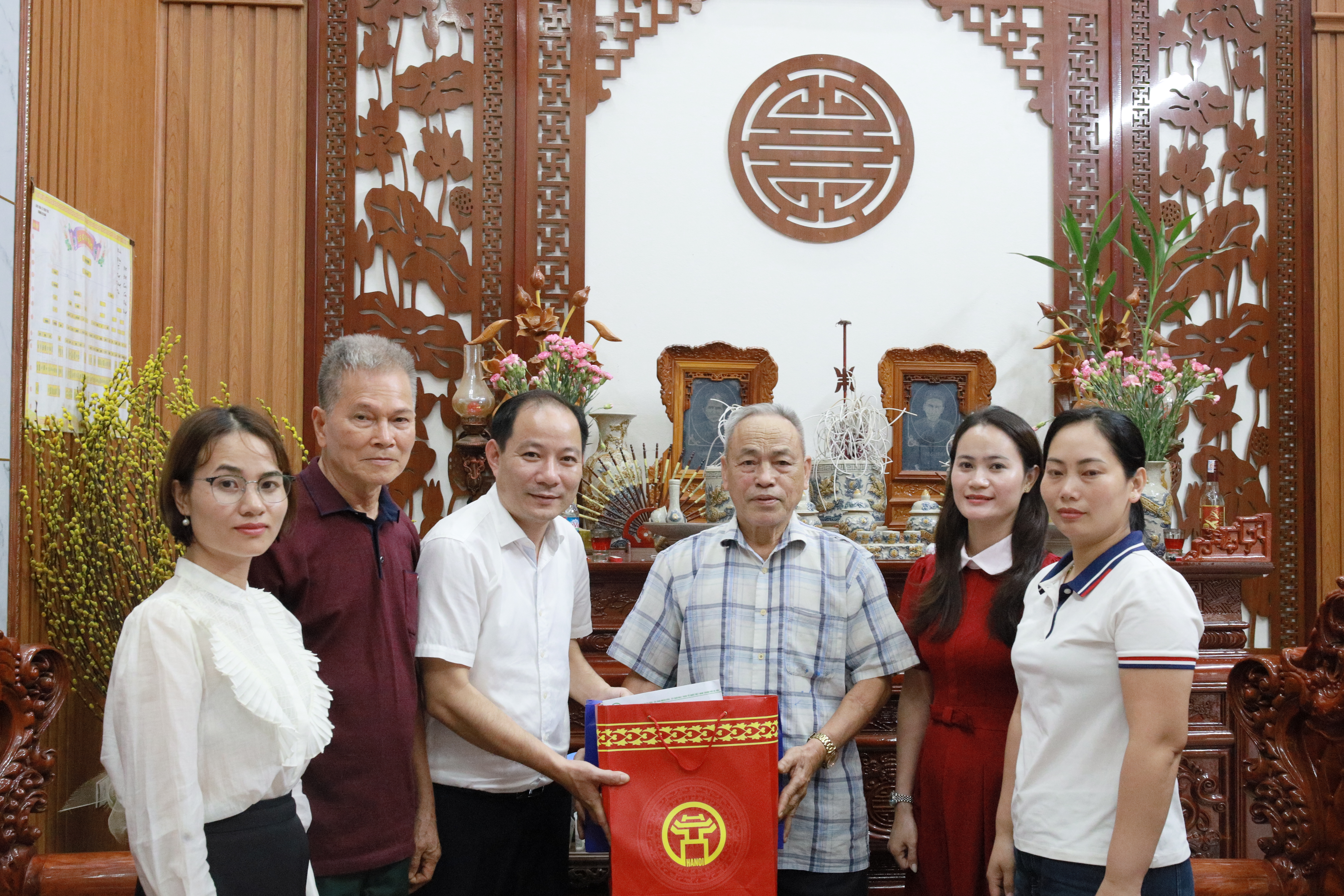Lãnh đạo xã Cổ Đô tri ân thương binh Lê Thiên Tích