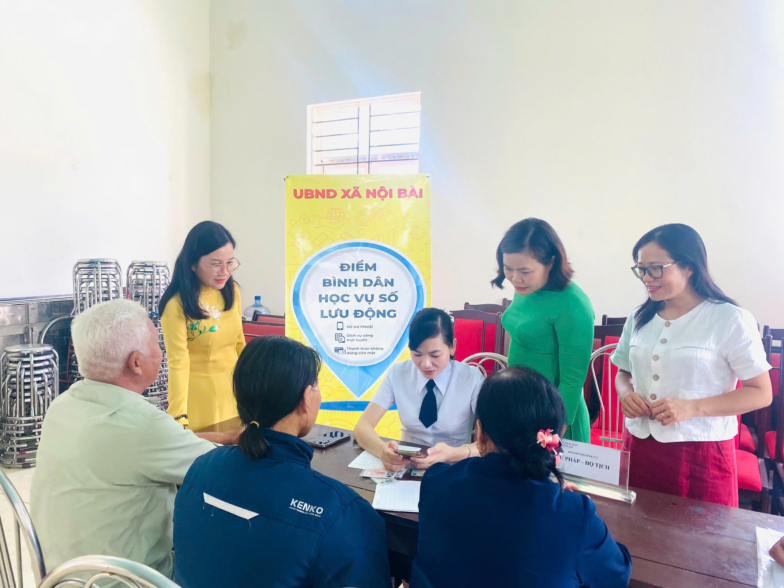 Ngày hội hưởng ứng phong trào “Bình dân học vụ số” tại xã Nội Bài