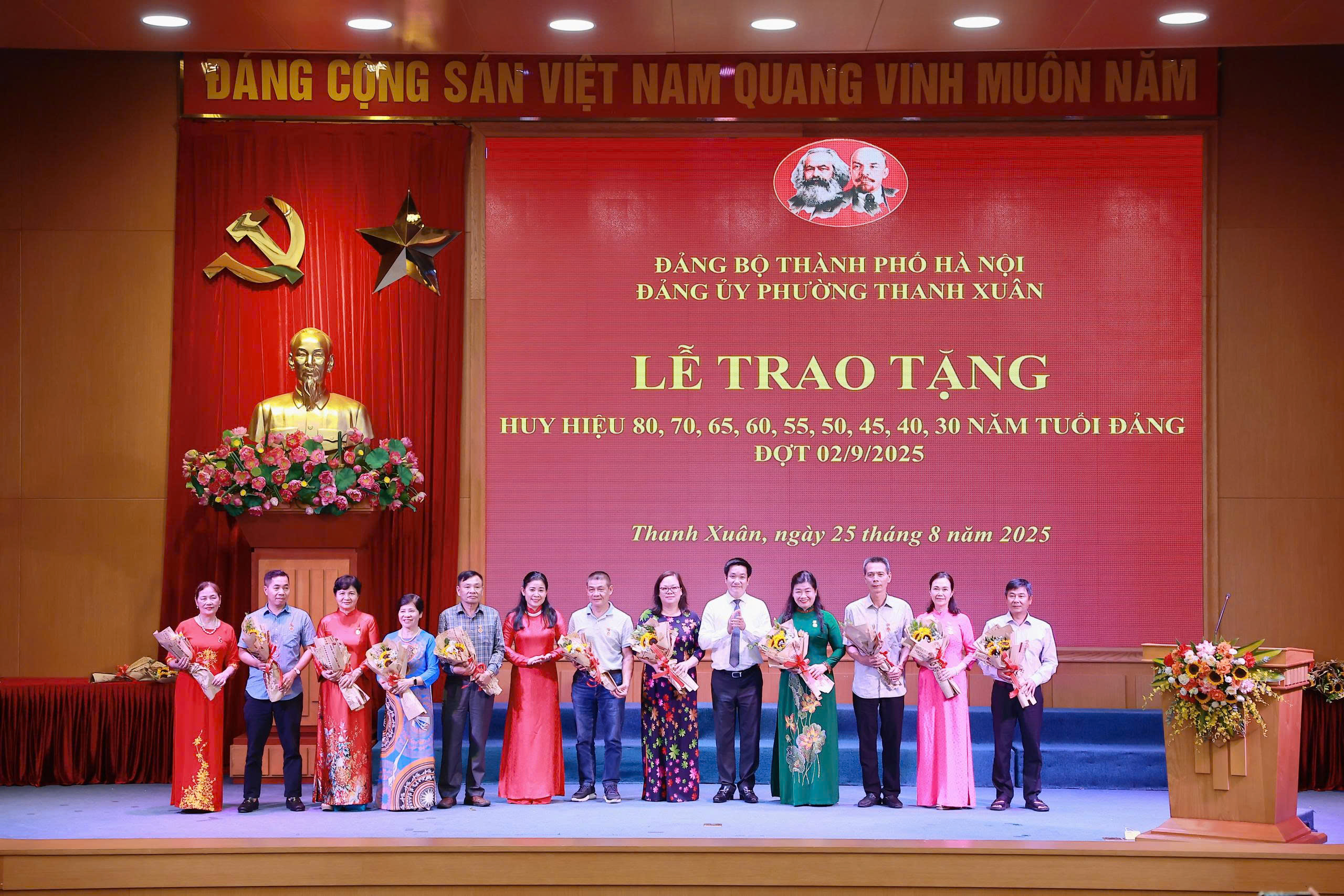 Phường Thanh Xuân tổ chức lễ trao tặng Huy hiệu Đảng: Vinh danh bản lĩnh kiên trung, hun đúc niềm tự hào cách mạng