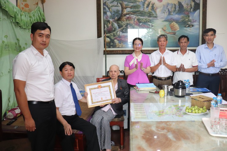 Xã Thuận An: Trao tặng Huy hiệu Đảng, tri ân đảng viên lão thành