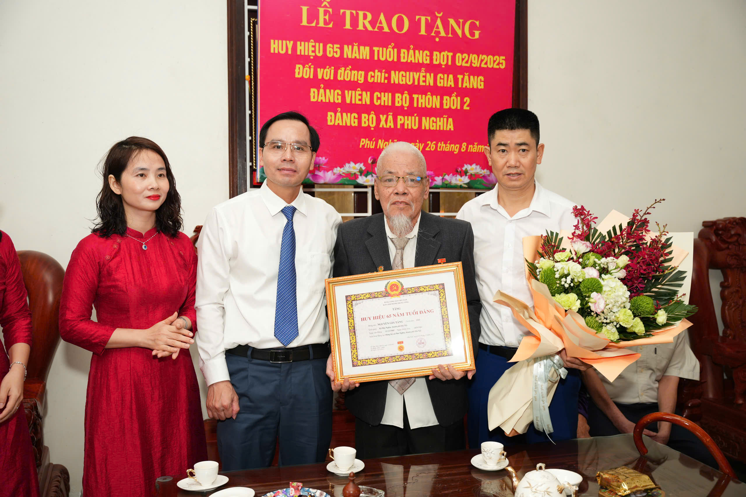 Lãnh đạo xã Phú Nghĩa trao Huy hiệu Đảng tặng đảng viên, tri ân những cống hiến, hun đúc niềm tin cho thế hệ trẻ