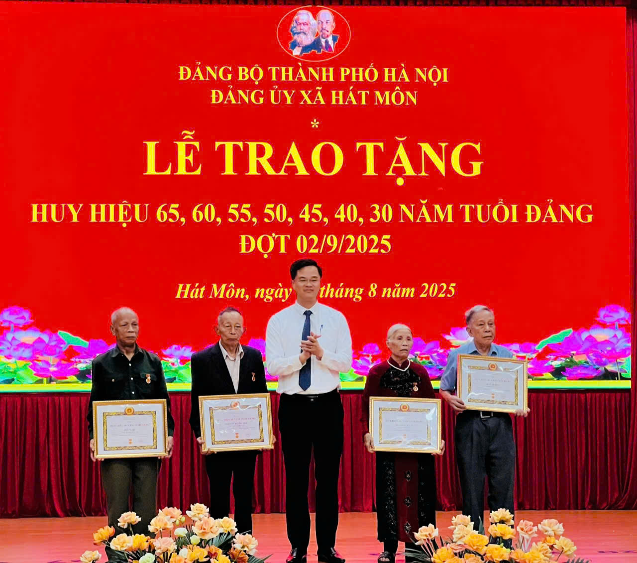 Xã Hát Môn: Trao Huy hiệu Đảng tặng 60 đảng viên lão thành nhân dịp Quốc khánh 2-9