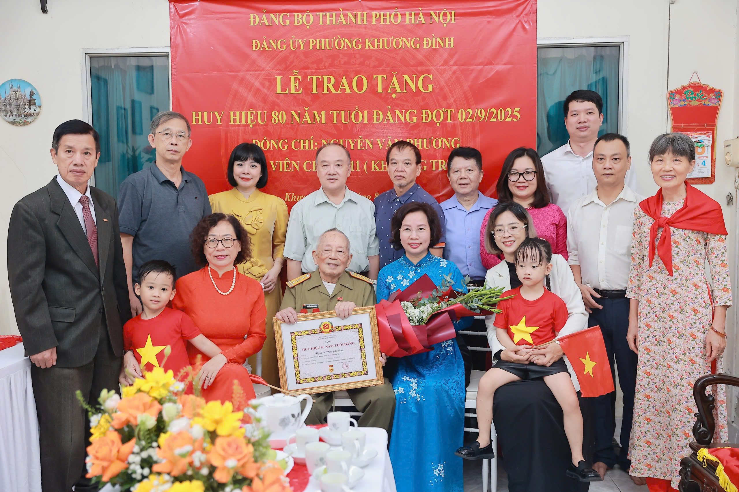 Phó Chủ tịch Thường trực Ủy ban MTTQ Việt Nam thành phố Hà Nội trao Huy hiệu Đảng tại Đảng bộ phường Khương Đình 