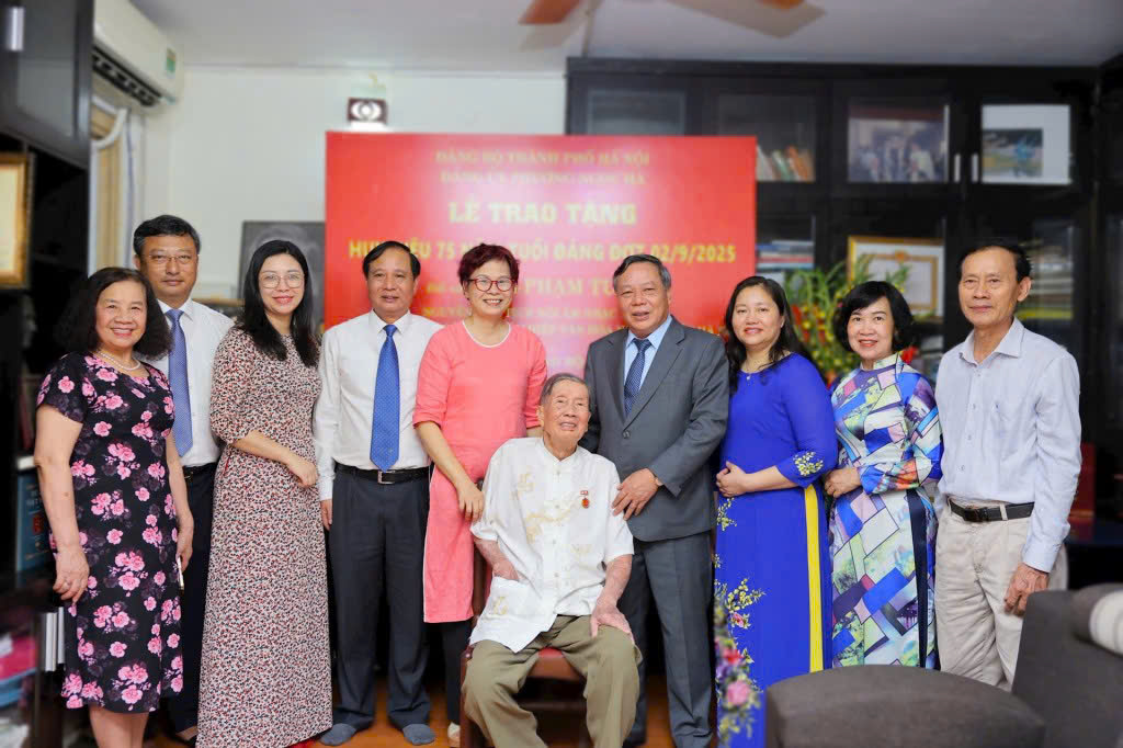 Phó Bí thư Thường trực Thành ủy Nguyễn Văn Phong trao Huy hiệu 75 năm tuổi Đảng tặng Nhạc sĩ Phạm Tuyên