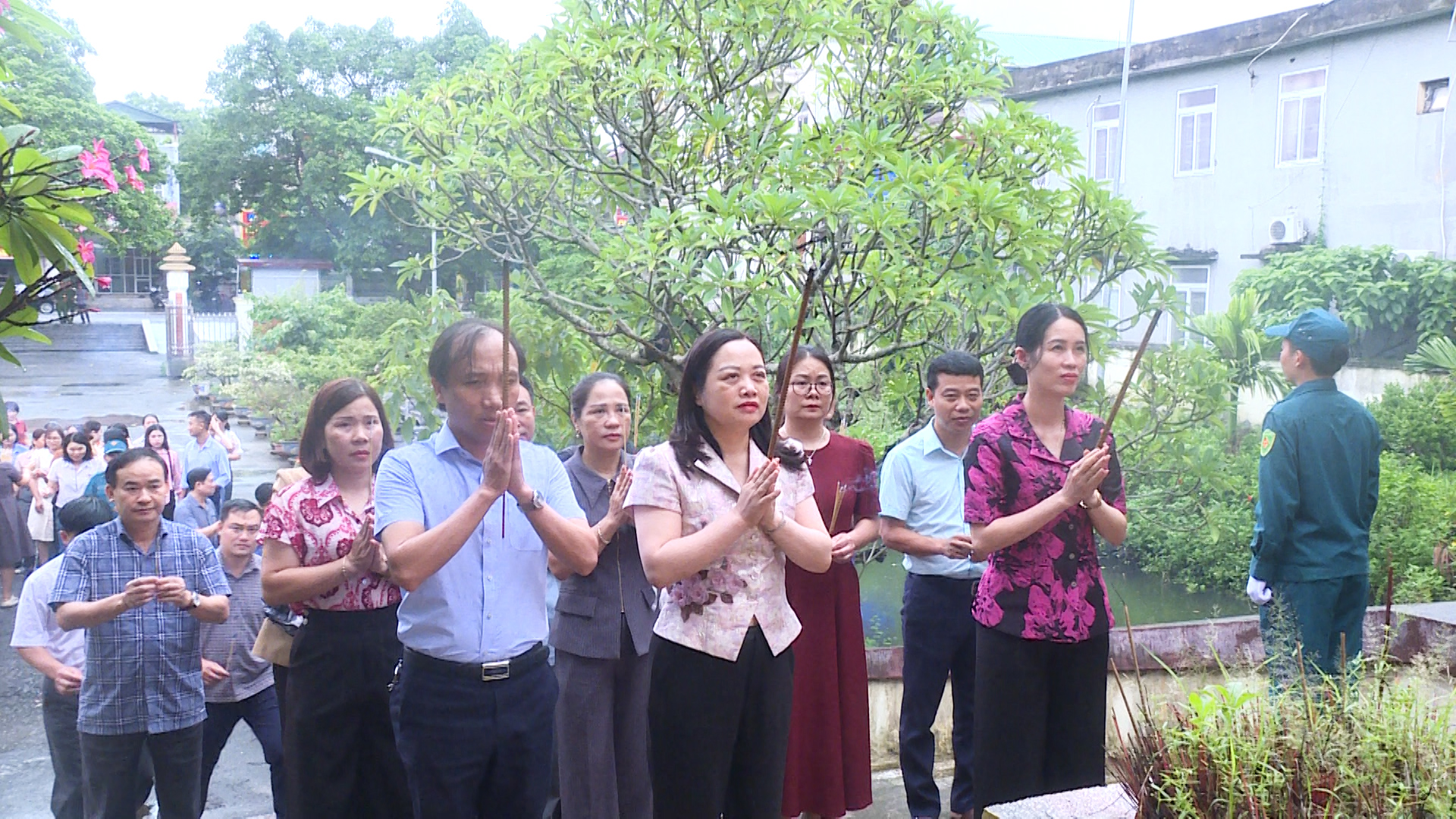 Các đồng chí lãnh đạo xã Vân Đình dâng hương tưởng niệm các anh hùng liệt sỹ nhân dịp kỷ niệm Quốc khánh 2-9