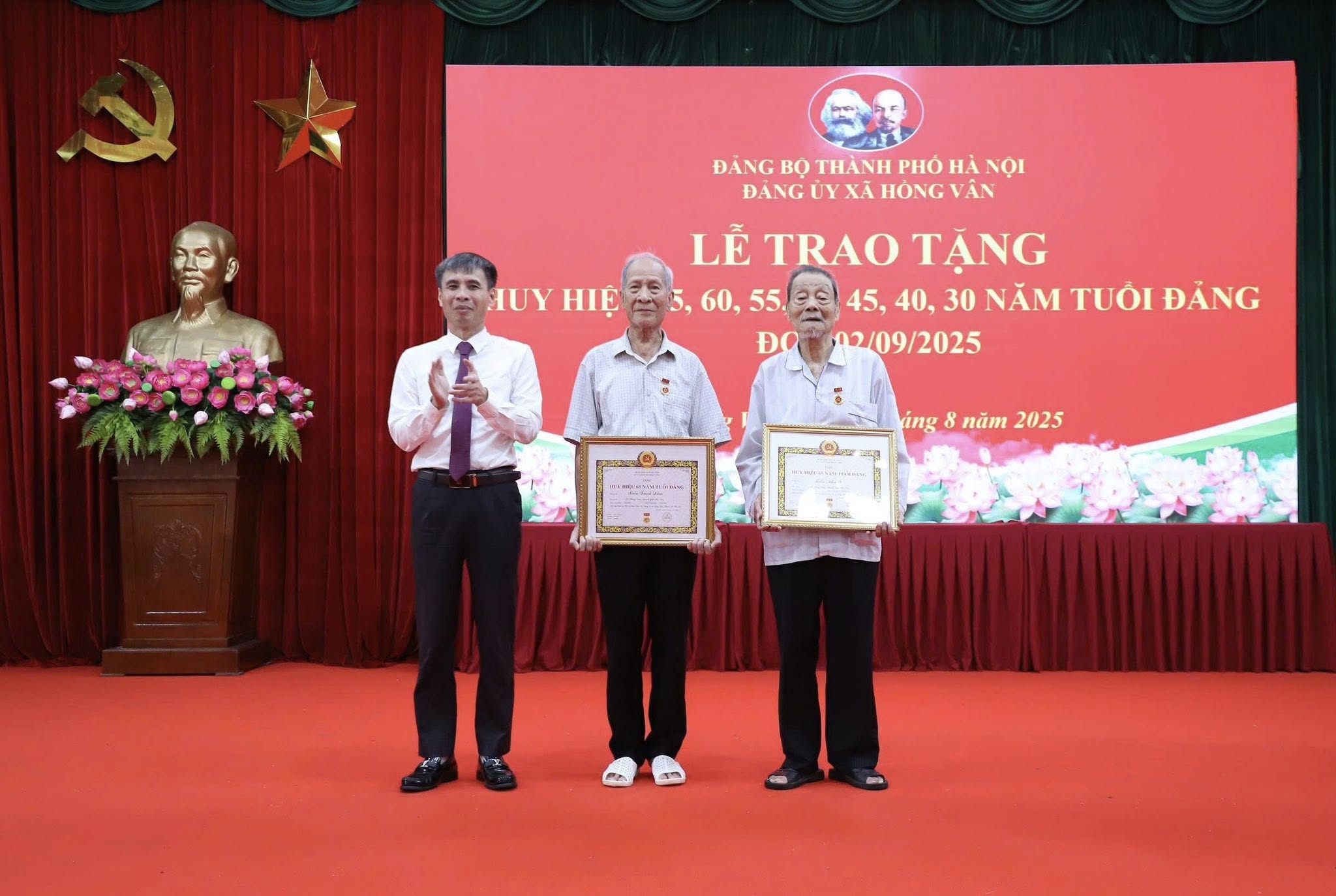 45 đảng viên Đảng bộ xã Hồng Vân được trao tặng Huy hiệu Đảng đợt 02-9-2025
