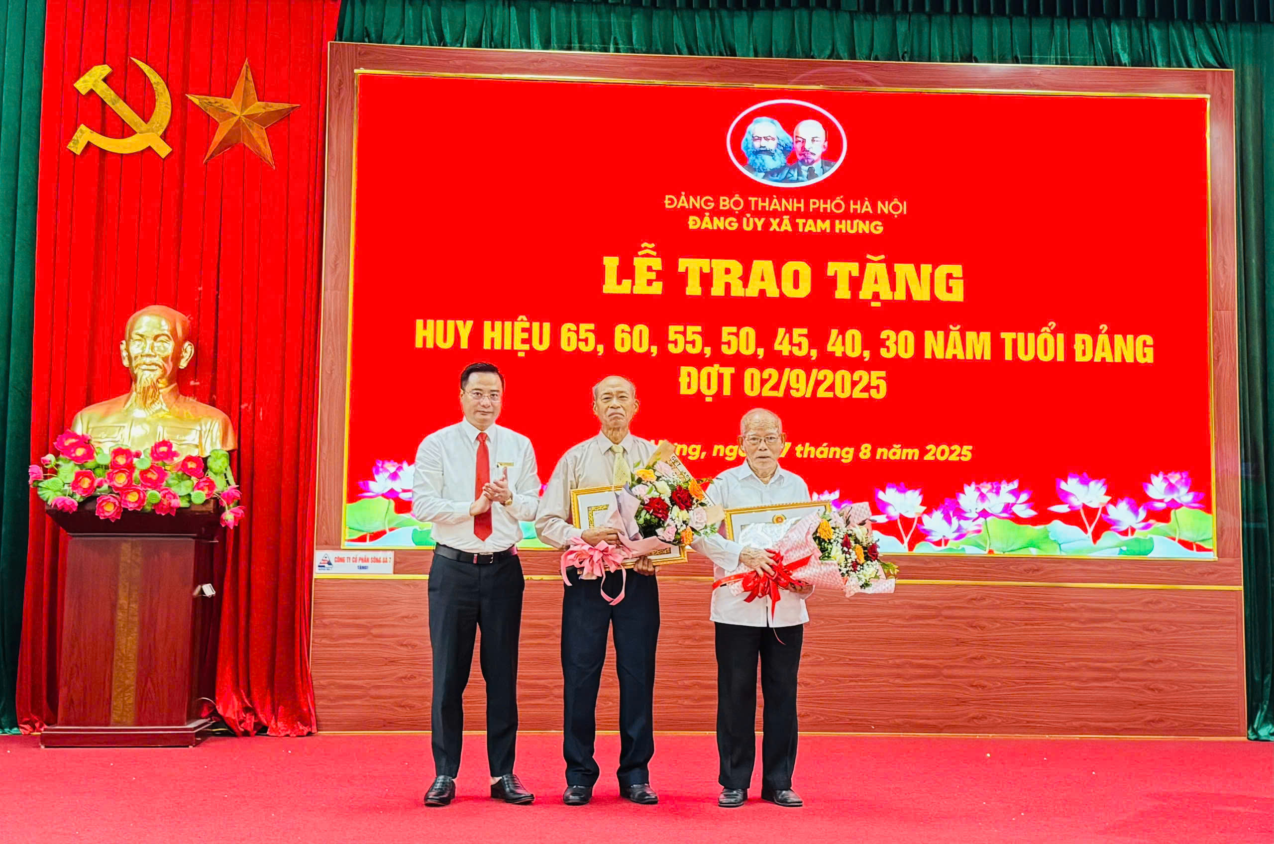 Đảng ủy xã Tam Hưng tổ chức Lễ trao Huy hiệu Đảng đợt 2-9